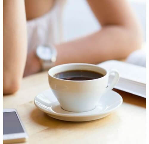 Evitar o café para clarear os dentes