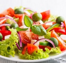 Aprenda uma receita de salada e os benefícios de seus ingredientes
