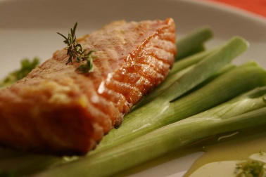 Salmão com especiarias e arroz integral