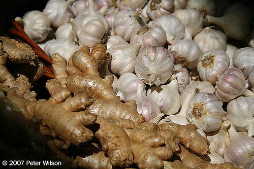 gengibre e alho são dois ótimos ingredientes para amenizar ou acabar com a dor de garganta