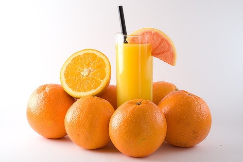 É saudável consumir o suco de laranja?