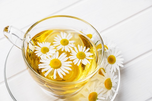 chá de camomila benéfico para saúde