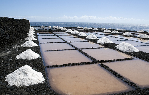 Extração do sal marinho para saúde.