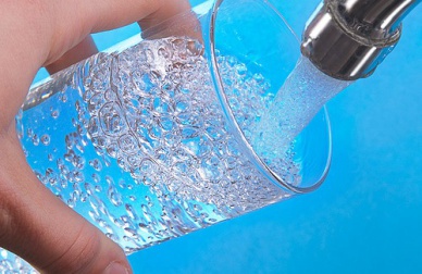 Por que começar o dia com um copo de água?