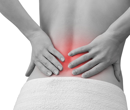 Mulher com dor nas costas devido à crise renal, por isso é importante limpar os rins
