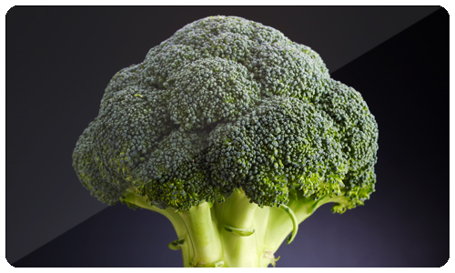 O brócolis é rico em vitamina C e fibras alimentares e também contém vários nutrientes com propriedades anticancerígenas potentes.