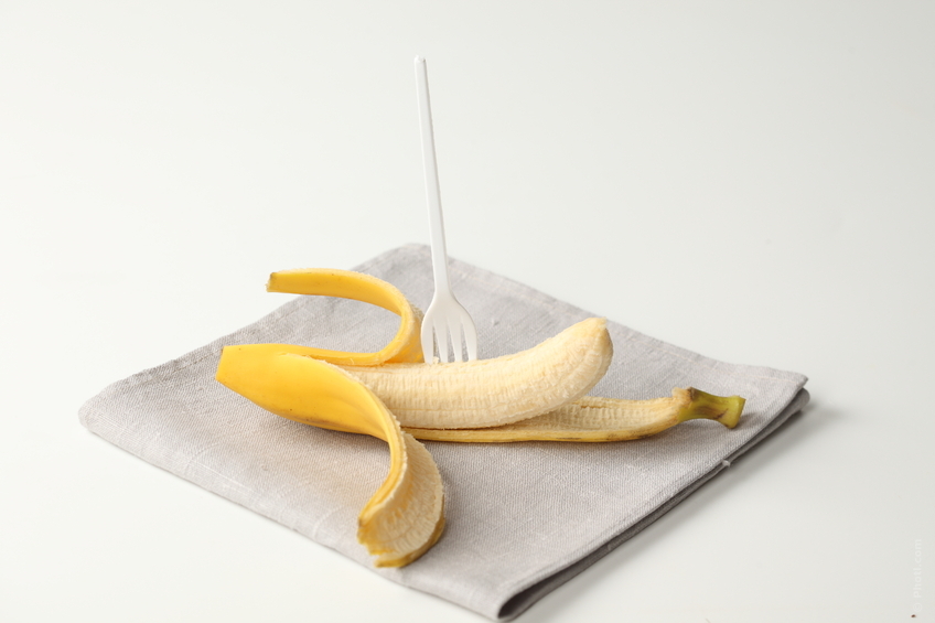 A banana, por sua riqueza em potássio, ajuda a equilibrar a água do corpo ao contrabalancear com o sódio.