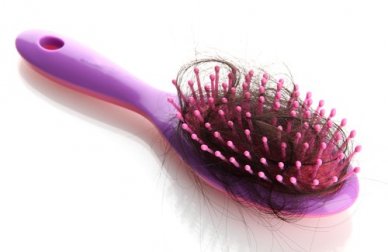 Quais são as causas da queda de cabelo?