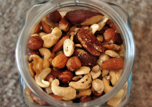 A ingestão de frutos secos ajuda a prevenir a osteoporose (doença que produz uma debilidade nos ossos por falta de cálcio).