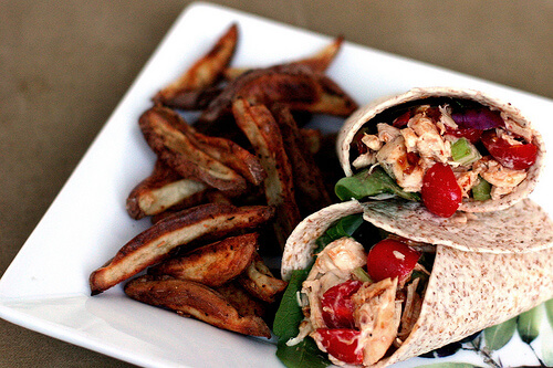 O wrap de frango com ricota é uma das receitas com frango que ensinamos neste artigo