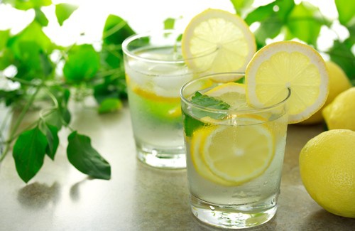 Beber água quente com limão pela manhã faz bem?