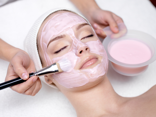 Mulher fazendo máscara facial após fazer uma limpeza facial