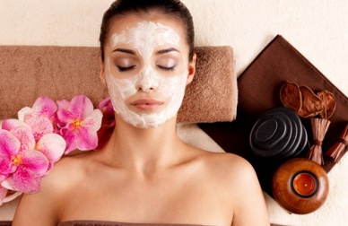 Limpeza facial caseira com produtos naturais