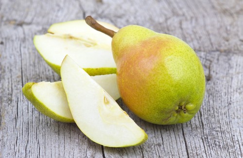 Benefícios de consumir uma pera por dia