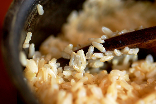 O arroz integral possui muito mais fibras do que o arroz tradicional.