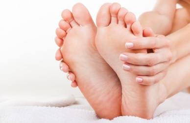 Como combater naturalmente o mau cheiro nos pés