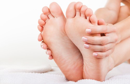 Como combater naturalmente o mau cheiro nos pés