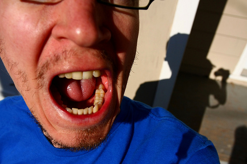 Homem com dor de dente