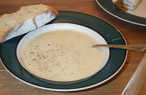 Receita contra a gripe: sopa de cebola e alho