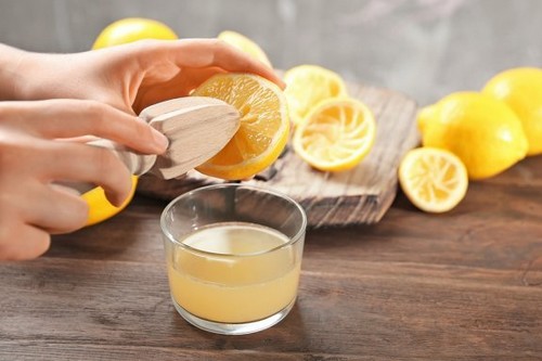 O suco de limão pode te ajudar a combater o suor excessivo