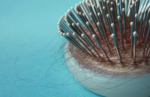 É possível conter a queda de cabelo?