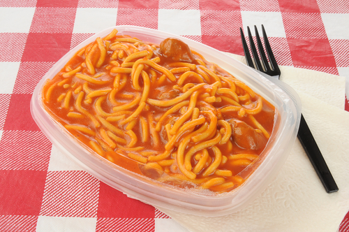 pratos de plástico