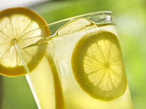 Os cítricos, como o suco de limão, podem ajudar a queimar gordura