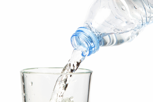 Beber bastante Água para evitar infecções urinárias