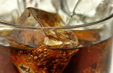 5 bebidas que devemos evitar e suas alternativas saudáveis