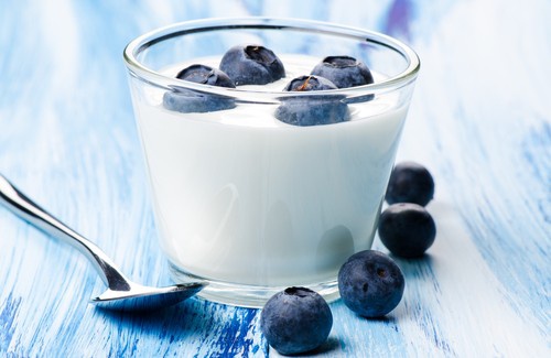Desintoxicante natural com mirtilo e iogurte