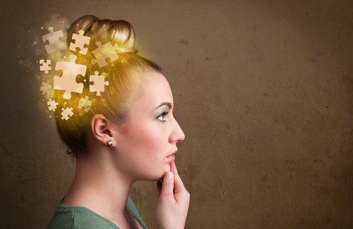 Mulher tentando melhorar a memória