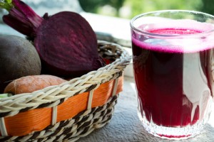 Suco saudável de beterraba e frutas vermelhas