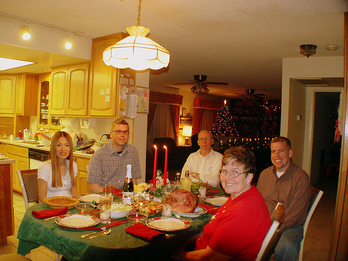 comer com menos pessoas pode te ajudar a perder calorias