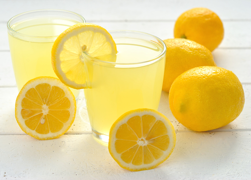 Por que deveríamos tomar água com limão todas as manhãs?