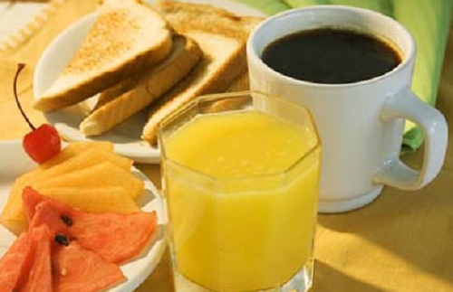Pessoas bem sucedidas tomam café da manhã bem saudável