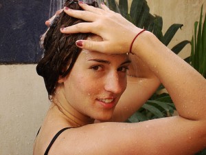 Mulher lavando o cabelo com shampoo caseiro