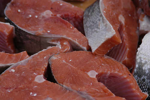 o salmão é um dos alimentos adequados para suprir a carência de vitamina D