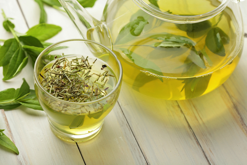 Chá verde na dieta ajuda a acelerar o metabolismo.