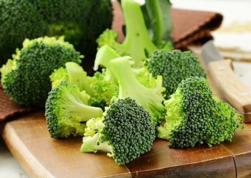 Brócolis cortados para fazer receitas