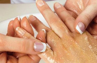 Esfoliar mãos e braços de maneira simples