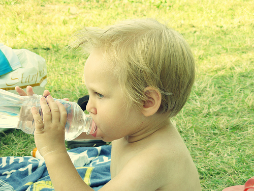 Criança praticando o ato de beber água