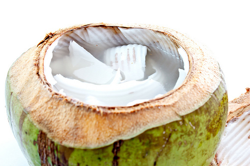 Receita com leite de coco e suco de limão para alisar o cabelo