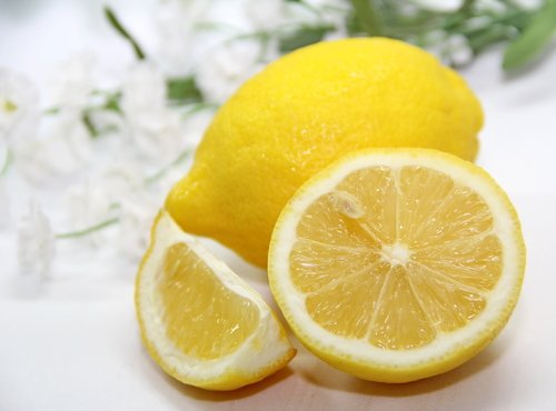 limão com casca cortado