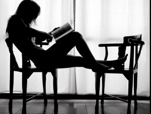 mujer-leyendo-en-silla