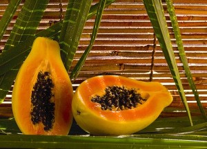 Mamão papaya para os calcanhares rachados