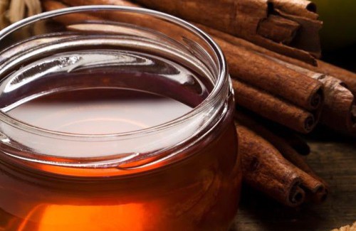 Benefícios de tomar diariamente uma colher de canela e mel