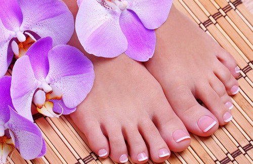 Fazer massagem nos pés para embelezá-los