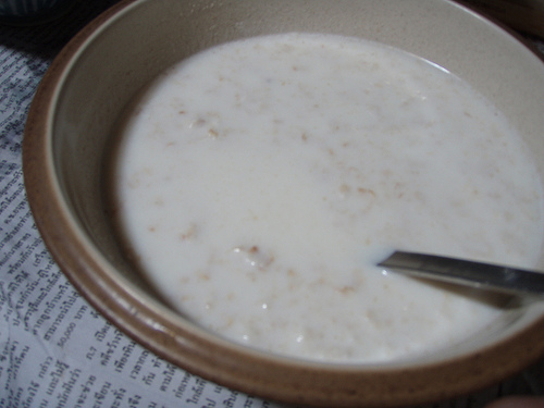 Consumir mingau de aveia na dieta.