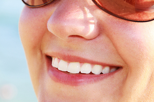 Como clarear os dentes com produtos naturais