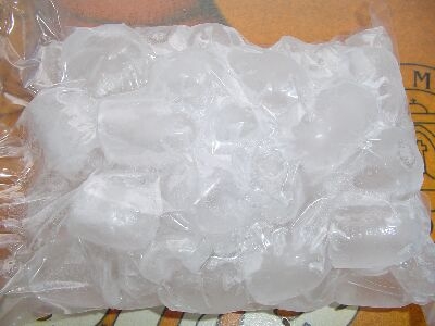 Saco de gelo para aliviar a dor no joelho